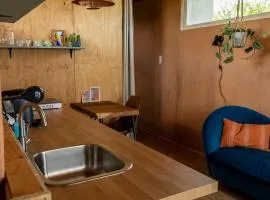 Vrij aan de Amstel Tiny House met hottub aan het water
