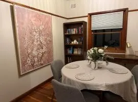 Cosy apartment on quiet road by soul of Cammeray