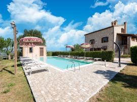 Apartment in a farmhouse with 2 swimming pools, hotel a Cagli