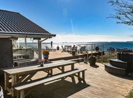 Holiday Home With Extraordinary Sea View At Røsnæs: Kalundborg şehrinde bir otel
