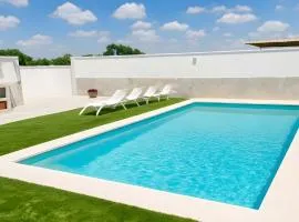 Casa con piscina privada zona de barbacoa y porche estilo bar ideal para relajarse y disfrutar al aire libre