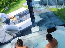 Villa PeSa - Luxury Holiday House with Pool & Spa – hotel w mieście Podgorica