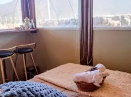 " Petit Box" Habitación Boutique de Diseñador con baño privado en Montaña - Cocheras- Vistas Panorámicas a la Montaña- Sobre Ruta 82 Camino a las Termas de Cacheuta, Alta Montaña , Chile - Experiencia en un contenedor