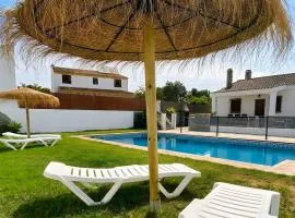 Chalet con piscina privada no permitimos grupos de jovenes