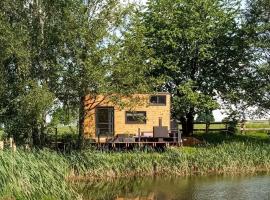 Tiny House in absoluter Alleinlage direkt am Naturteich große Terrasse Grill und Kaminofen Juli - August Mindestmietzeit 1 Woche Sa- Sa, Hotel in Großharthau