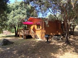 chalets bois 150m de la plage, отель в городе Ольмето
