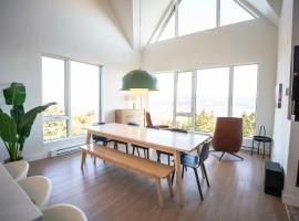 411 - Luxury Condo - Incredible View & Pool, hôtel à Baie-Saint-Paul