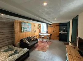 Cozy souterrain near Amsterdam with private bathroom