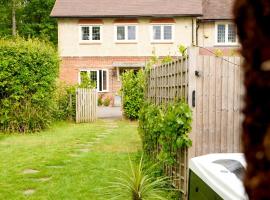 Edwardian Cottage in beautiful surroundings with hot tub, hotel a Slinfold