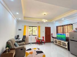 Apt with LUX Bathroom & Functional Workspace, khách sạn ở Sibulan