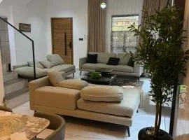 J&E Luxury Apartment and Lounge