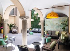 REGO APARTMENTS - Boutique Aparthotel with some off-site apartments in a Charming Historic District close to Upper Town, hotel i Bergamo