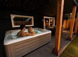 Wellness Tuin Horst Noord Limburg - 2-4 persoons Wellness Lodge met privé sauna stoomcabine en jacuzzi inclusief gratis prosecco en partner box - ultieme partner beleving -