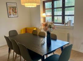 Cozy house with garden, hotell i Odense