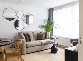Gorgeous Modern Apartment near Redhill Station inc Private Garden & Parking