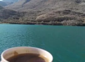 Mostar kuca pored jezera