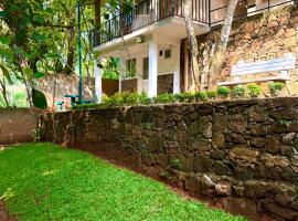 Villa Whispering Leaves Kandy, hotel di Galaha