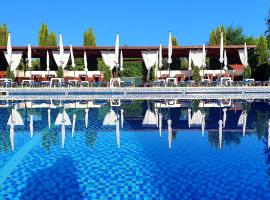 GARDEN Club - Hotel & Restaurant - FREE Outdoor Pool & Parking, hotel din Brașov