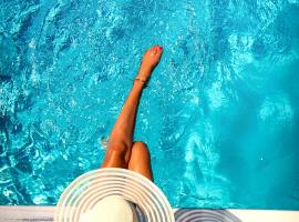 GARDEN Club - Hotel & Restaurant - FREE Outdoor Pool & Parking, hotel din Brașov