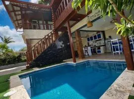 Villa con vista al mar y montanas