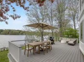 Kayaks, Paddleboat! Lakefront Retreat in Barnstead