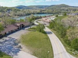 Awesome Lakehouse Unit at the Holiday Island Lodge