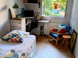 Chambre et Salle de bain privées avec vue sur jardin dans maison familiale