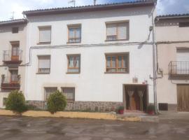 Casa Rural Apartamentos Sol ideal para familias ., hotel en Munébrega