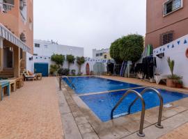 cozy room with swimming pool, hotel u gradu Aourir