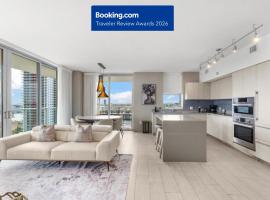 ONE OF A KIND 3 BEDROOM APARTMENT with WRAPAROUND BALCONY - 25 min to FIFA!: Hollywood şehrinde bir otel