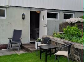 Cozy and spacious apartment with its own outdoor area, hotel u gradu Kristiansand