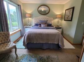 Mt Rainier Way Bedroom with Private Full Bath, hotel v destinácii Eatonville