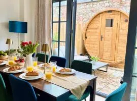 4 Bed Luxury home,Sauna,Hot tub,Sleeps 9