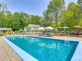 6 Mi to Bethel Woods: Cabin w/ Pool Access