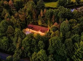 Lakeside Crescent Cottage with Kayaks and Bonfire Fun Family Friendly
