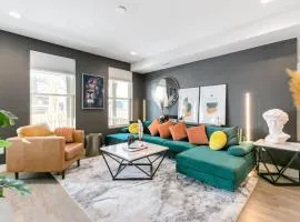 Stunning 3BD 3.5 BA - 10 Min to Downtown! Garage!