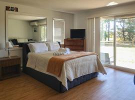 Large Studio with Patio and Pool, hotel en North Truro