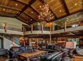 Whispering Pines Lodge: 9 Bedroom