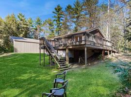 Quaint Lake Escape, Hotel in Eagle River