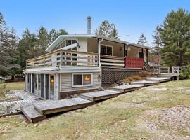Catfish Lake Home, Hotel in Eagle River