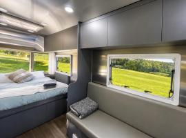 One Life Glamping Caravan Rawson, hotel em Rawson