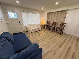 Downtown Vancouver Modern Cozy Stay- Walk to BC Place, Skytrain, Beaches- Free Parking