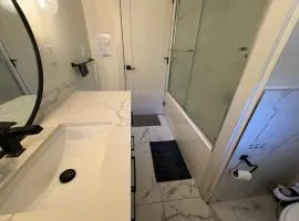Downtown Vancouver Open Living Room Stay- Walk to BC Place, Skytrain with Free Parking