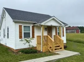 The Traveler's Cottage - close to sports park, downtown and Bourbon Trail