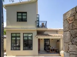 Petra House - Renovated Stone Villa with Courtyard