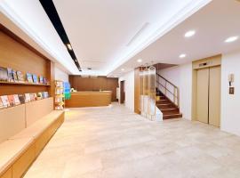 雲泊和旅 Cloud Haku Cozy Inn, hotel Tajtungban