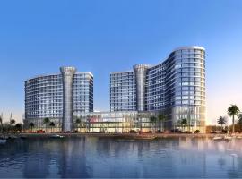 Sky Realm Grand Hotel-English-speaking service on site - 2-min walk to Tianmen Peaks Cable Car - National 5-Deluxe Hotel -Free buffet breakfast - Free travel info, hotel v destinaci Čang-ťia-ťie