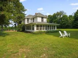 Designer Farmhouse Near Hocking Hills Sleeps 10