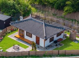 Gangneung Orabdori Hanok Pension، فندق في جانجنيونج
