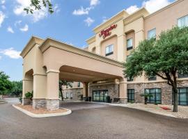 Hampton Inn Uvalde، فندق في أوفالد